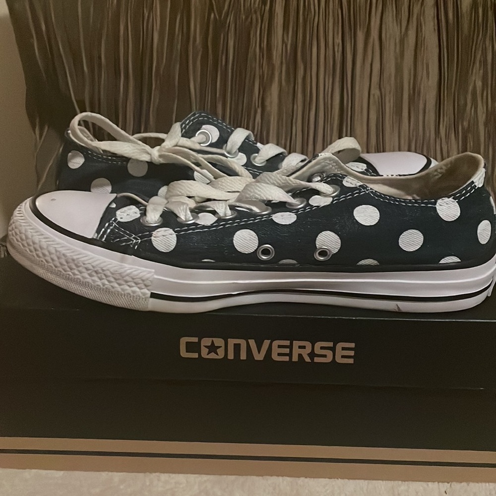 Brand: Converse Size: 5 (men) 7(women) Color: Denim w/Whit Polka Dots